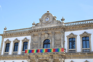 Fototapeta na wymiar casa consistorial de Pontevedra con telas de colores en la barandilla del palco para celebrar el día del orgullo gay