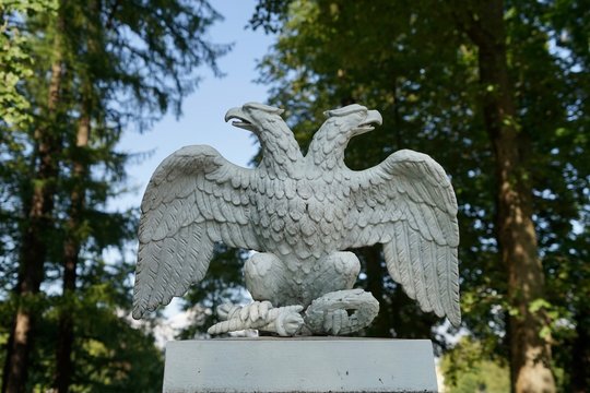 Skulptur des russischen Doppeladlers auf der Jelagin-Insel in Sankt Petersburg