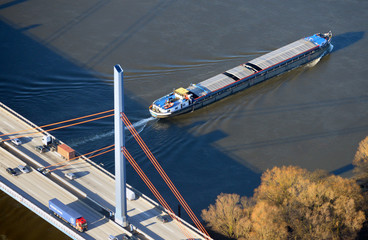 Binnenschiffe auf der Elbe, LKW auf der Autobahn A1