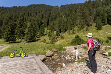 Lancer de cailloux dans le ruisseau