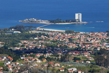 panorama de la costa de Vigo, Canido con la isla de Torallla unida por el puente