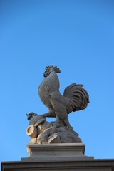 Coq sur monument aux morts