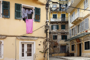 Fototapeta na wymiar Fenster mit Wäsche in Korfu-Stadt