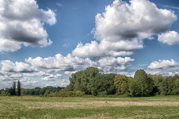 Landschaft mit dicken Wolken