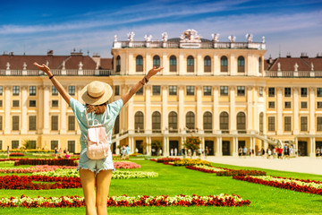 Glückliche junge Asiatin reisen im königlichen Schlossgarten Schönbrunn. Reisen und Tourismus in Wien und Österreich