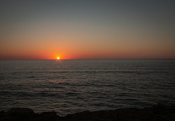 Puesta de sol en la costa portuguesa del océano Atlántico