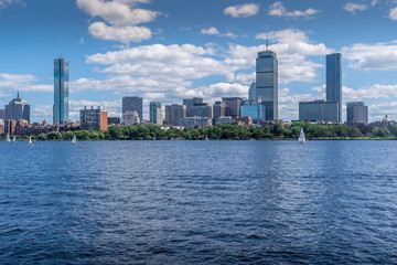 Fototapeta premium Panoramę Bostonu z rzeki Charles i Cambridge z łodziami żaglowymi