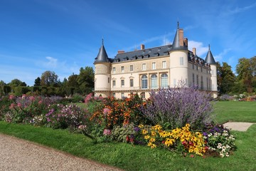 Château et jardin de Rambouillet, avec des fleurs en été (France)