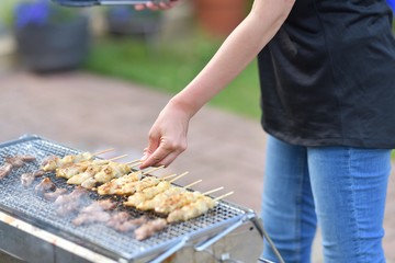 庭で楽しいバーベキュー