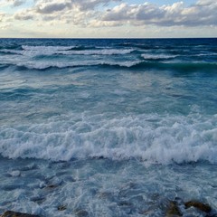 Obraz na płótnie Canvas sea waves breaking on the rocks