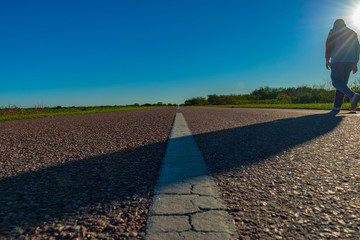 Hombre Caminando por la Ruta