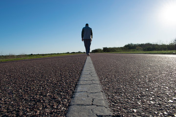 Hombre Caminando por la Ruta