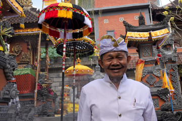 Obraz premium Senior Balinese man celebrating Galungan Kuningan holidays in Bali Indonesia