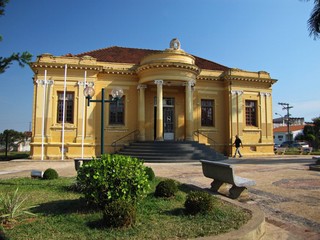 Fototapeta premium Municipal City Hall building in Dourado/SP, showcasing the modern architecture of this small Brazilian town and its local government center.