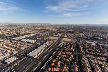 Foto op Plexiglas anti-reflex Luchtfoto van de route 95 snelweg en Summerlin-huizen in de voorsteden in het uitgestrekte Las Vegas, Nevada. © trekandphoto