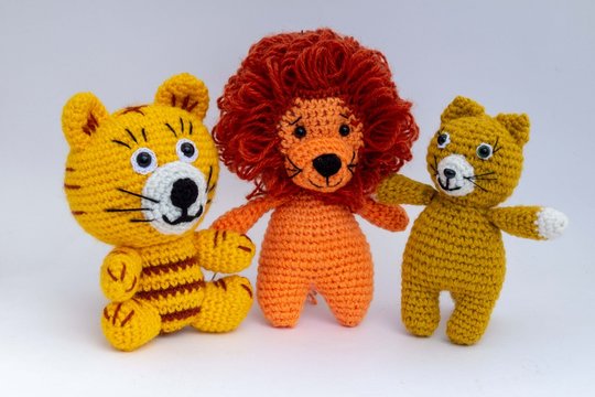 Amigurumi doll Lion cub is photographed with his friends.
