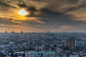 Naklejka premium Bangkok city with dramatic clouds over the skyline in Thailand.