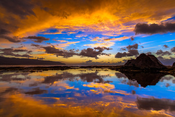 Fototapeta premium Amazing North Shore Oahu sunset reflected in a tide pool