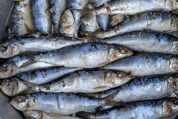 Obraz premium Salted sea fish at street market in Ubud, Bali, Indonesia. Seafood concept. Raw fish for cooking, closeup