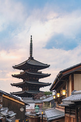 Fototapeta na wymiar 古都京都　八坂の塔と東山の夕景