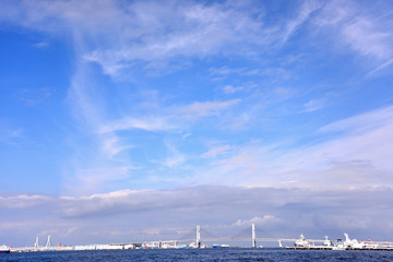 Fototapeta premium 白い雲が浮かぶ横浜港とベイブリッジ