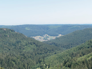 Fototapeta premium Schwarzwaldlandschaft. Blick von der plattform in Kniebis, Richtung Baiersbronn-Mitteltal und Allmand