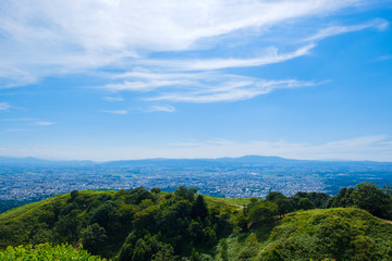 Fototapeta na wymiar 若草山山頂からの眺め　奈良県奈良市　市街地　2019年8月　夏
