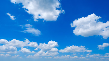 Obraz na płótnie Canvas 【写真素材】 青空　空　雲　夏の空　背景　背景素材　8月　コピースペース