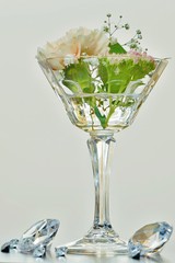 Blumen im Glas mit Diamanten