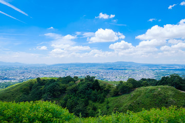 Fototapeta na wymiar 【写真素材】夏の若草山から見た奈良の街　 青空　空　雲　夏の空　背景　背景素材　8月　コピースペース　