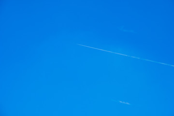 【写真素材】 青空　空　雲　夏の空　飛行機雲　背景　背景素材　8月　コピースペース
