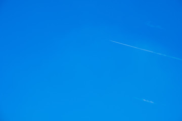 【写真素材】 青空　空　雲　夏の空　飛行機雲　背景　背景素材　8月　コピースペース