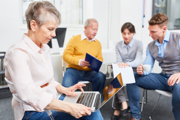 Frau als Senior mit Laptop Computer