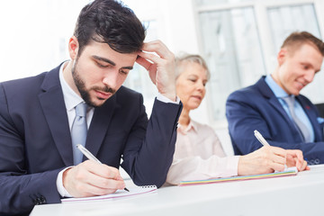 Fototapeta premium Mann als Bewerber schreibt einen Test