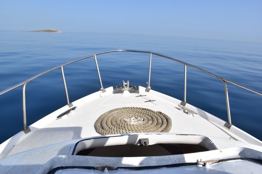 prua di una barca che solca il mare calmo