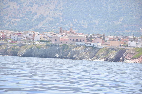veduta della citta di terrasini dal mare, cala rossa, Sicilia