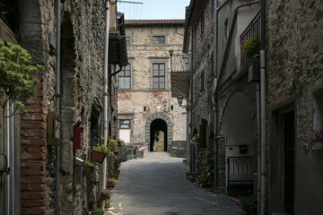 Narrow alley to the castle Malaspina in Virgoletta, a beautiful ancient mountain village, district of Villafranca in Lunigiana, Tuscany, Italy