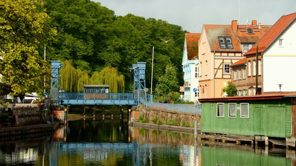 historische Hubbrücke in Plau am See in Mecklenburg - obrazy, fototapety, plakaty