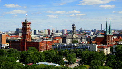 Aussicht vom Berliner Dom auf Rotes Rathaus , Kirchen und grüne Bäume © globetrotter1