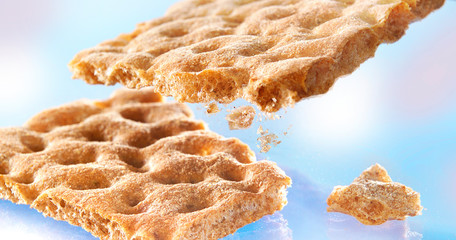 gebrochene Knäckebrot in der Luft