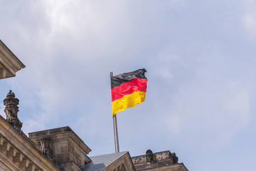 Deutschlandfahne in Berlin auf dem Reichstags Gebäude