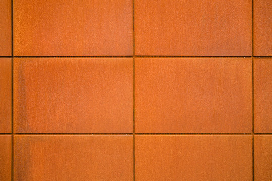 Cortenstahl Hintergrund Fassadenplatten aus Eisenblech mit Rost im Industrie Stil - Background facade panels of sheet iron with rust in industrial style