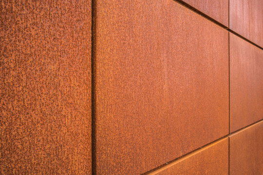 Cortenstahl Hintergrund Fassadenplatten aus Eisenblech perspektivisch mit Rost im Industrie Stil - Background facade panels made of sheet iron in perspective with rust in industrial style