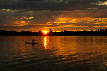 Naklejka premium Paddeln auf dem Chiemsee im Sonnenuntergang