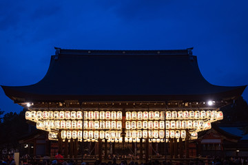 京都 八坂神社 宵闇の中の舞殿