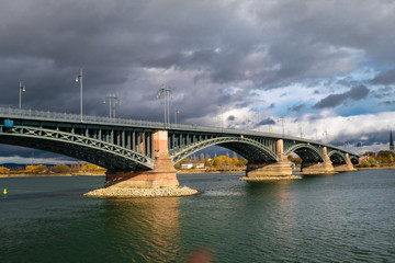 Fototapeta na wymiar Theodor-Heuss-Brücke