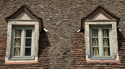 Fenêtres mansardées à Autun, France