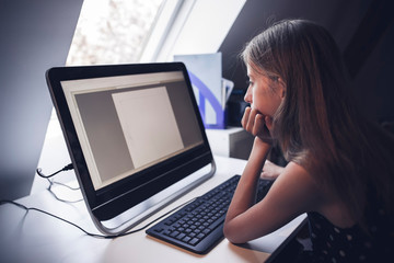 Mädchen sitzt am Computer