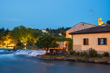 Fototapeta na wymiar Die Tortellini-Stadt Borghetto am Gardasee am Abend
