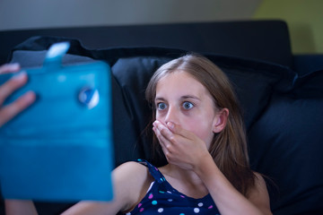 frustriertes  Mädchen mit smartphone